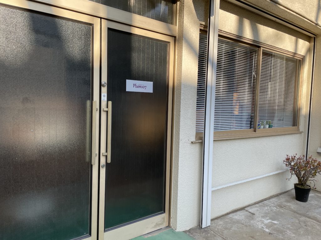 レンタルスペース Plum107の正面入口